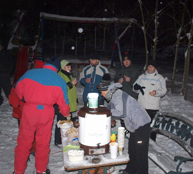 1 Byla zima.jpg - Již podruhé se Rudolfovští sešli u rozsvěcení vánočního stromu. Byla první adventní neděle, mrzlo a byl sníh.